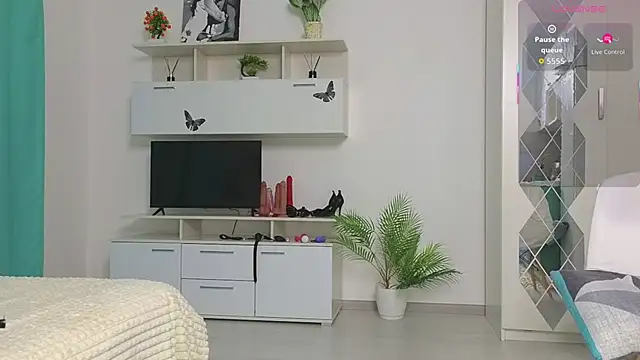 Molliblum online show from February 8, 2:32 pm