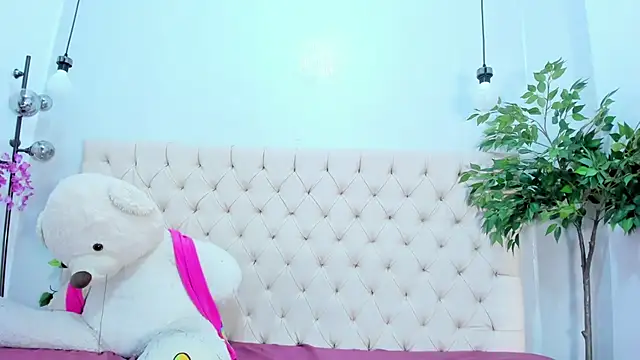 Victoria Coleman online show from December 18, 9:08 pm