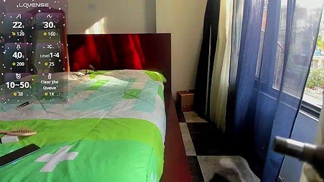 latinaStepmom online show from October 29, 8:44 pm