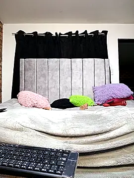 valenthottie online show from October 18, 6:05 am