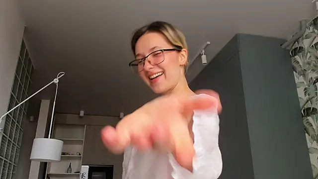 Lilith lutherlow online show from April 9, 1:38 pm