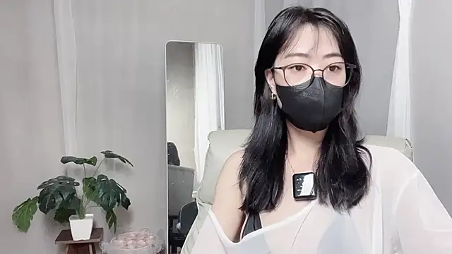 Snapshot of _minji_bae chatting on October 14, 6:43 pm minji bae online show from October 14, 6:43 pm