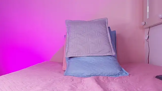 kendal rossi online show from September 12, 12:23 pm