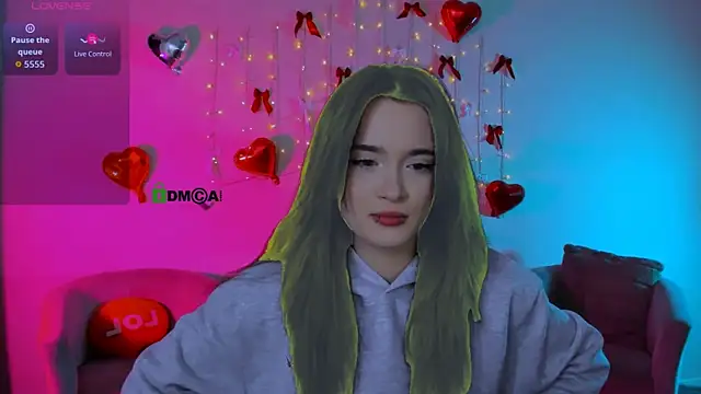 liana kisses online show from April 7, 7:05 pm