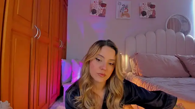 martinaaricci online show from April 4, 7:45 pm