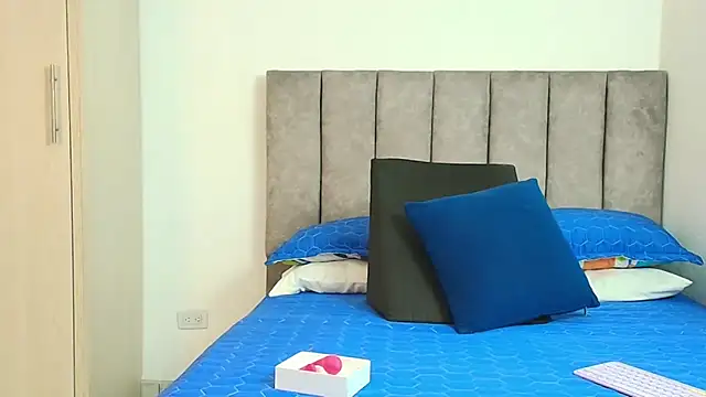 karina lewis  online show from September 22, 4:00 am