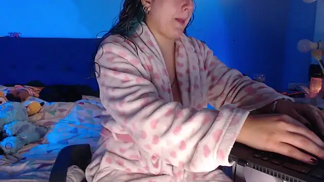 luna palmerau online show from April 8, 1:13 pm