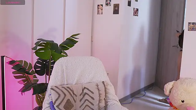 Angeeel  online show from April 29, 5:30 pm