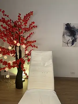 VictoriaHiill online show from April 14, 7:03 pm