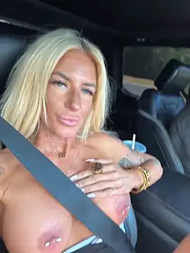 blondiluvsanal online show from June 1, 8:32 pm