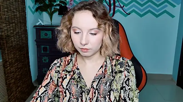 Snapshot of JasmineMilko chatting on October 8, 5:23 am JasmineMilko online show from October 8, 5:23 am