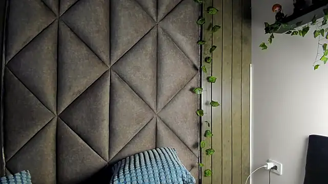 AbbyWathson online show from March 3, 12:00 pm