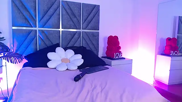 Laura Dicardy online show from February 9, 7:38 pm