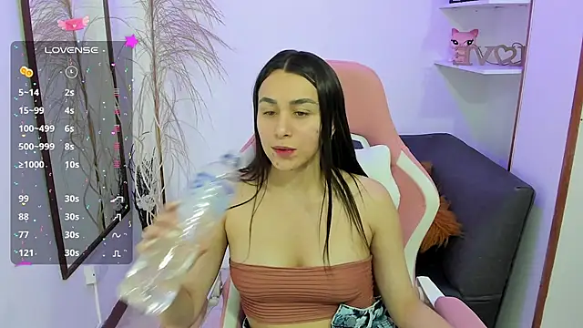 Snapshot of EmmaMyerss_ chatting on October 12, 2:03 am EmmaMyerss  online show from October 12, 2:03 am