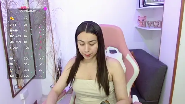 Snapshot of EmmaMyerss_ chatting on September 25, 12:32 am EmmaMyerss  online show from September 25, 12:32 am