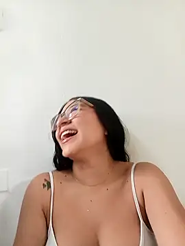 -VICKKY online show from December 2, 2:30 pm