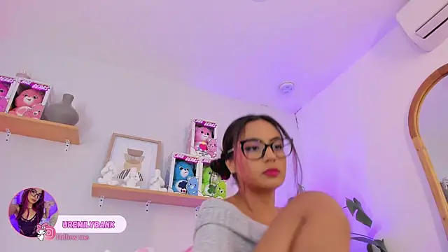 Snapshot of emily_bank chatting on September 19, 7:57 pm emily bank online show from September 19, 7:57 pm