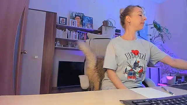 LylithSkye online show from April 6, 2:07 pm