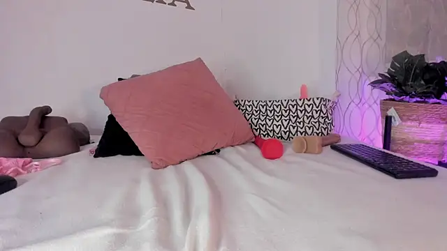 Lia johnsonn online show from March 24, 11:59 am