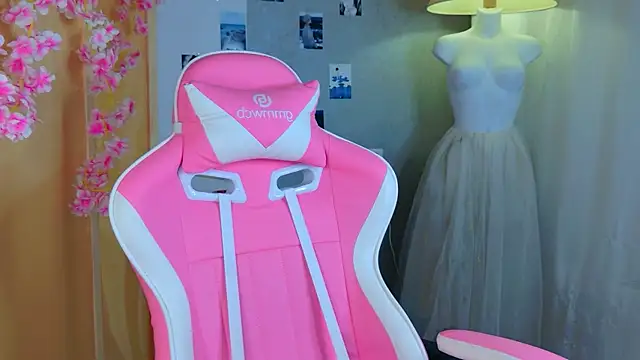 b4by LoL1 online show from April 25, 6:05 pm