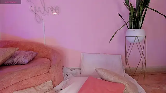 Lucy Vega online show from October 31, 5:20 am