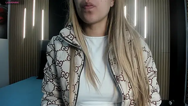 EvaaLovia1 online show from April 7, 1:24 pm