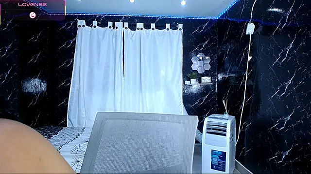 Snapshot of Hillary_queen chatting on October 20, 1:03 pm Hillary queen online show from October 20, 1:03 pm
