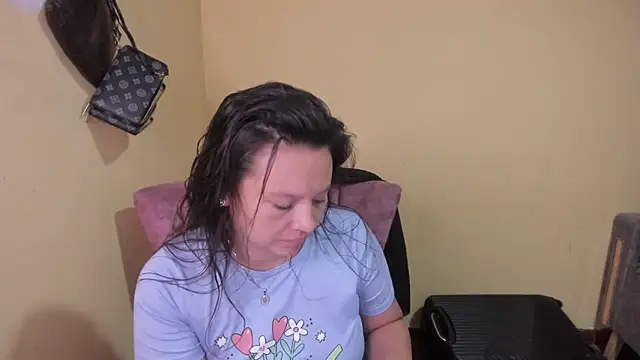 lauraguzman online show from May 30, 6:33 am