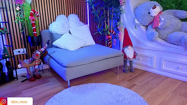 AlyseReuse online show from December 18, 9:08 pm