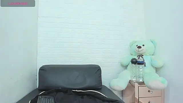 nathally roses online show from April 7, 10:01 pm