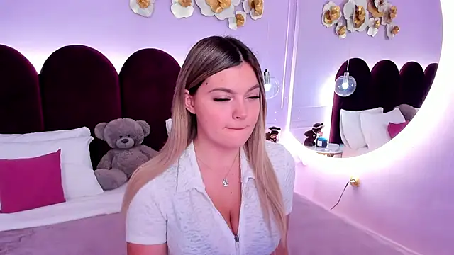 ZaraBloom online show from December 16, 3:23 am