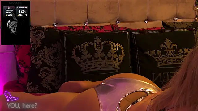 ZoeMesmerize online show from November 11, 7:15 am