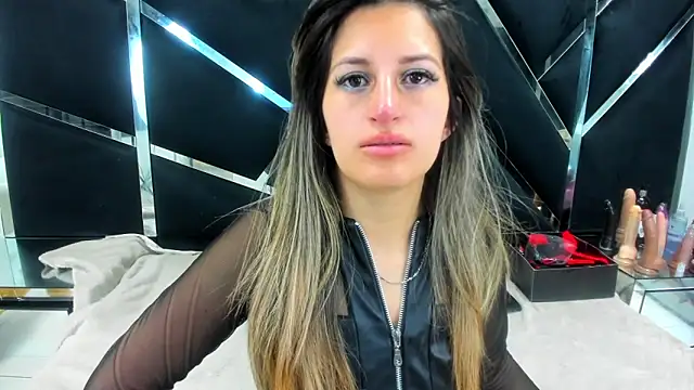 GiaRoussel online show from November 23, 4:52 pm