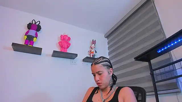 Gangster Girl online show from November 30, 2:43 pm