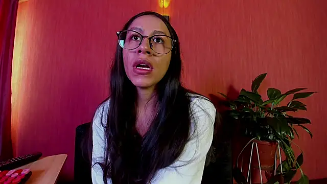 EmiGomez  online show from April 8, 2:19 pm