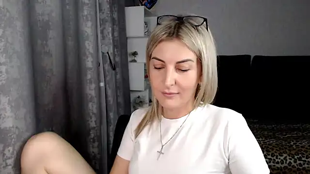 Snapshot of Amelia_Harper chatting on September 13, 2:03 pm Amelia Harper online show from September 13, 2:03 pm