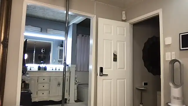 curvyfunlover online show from November 17, 1:01 pm