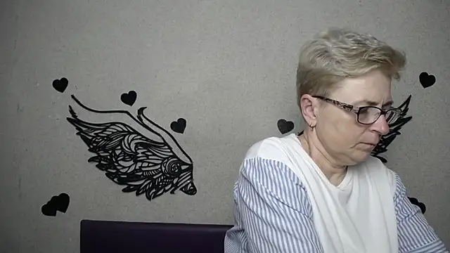 EmiliaGree online show from April 1, 4:59 pm