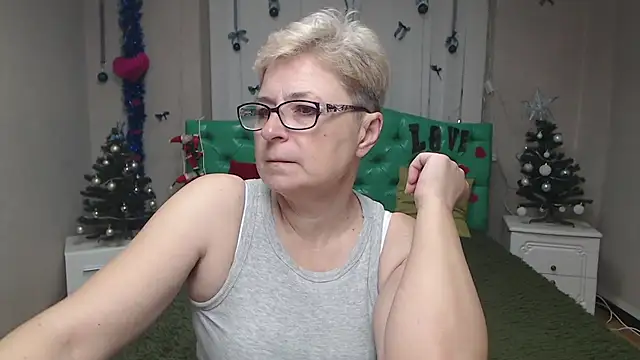 EmiliaGree online show from December 19, 6:33 pm