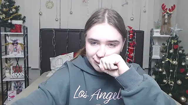 LauraHlot online show from December 19, 6:44 pm