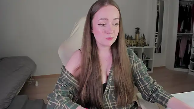 WalkingGirl online show from March 25, 5:49 pm