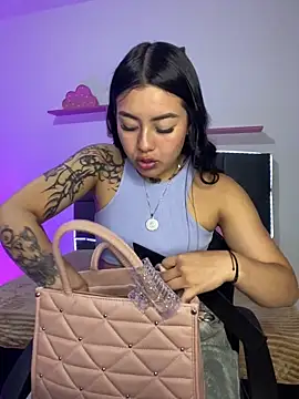 Snapshot of emily_22x chatting on October 15, 12:24 am emily 22x online show from October 15, 12:24 am