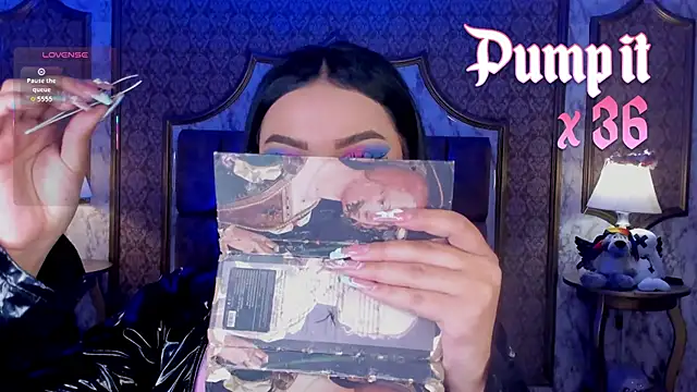 SoffiQueen online show from February 4, 2:20 pm