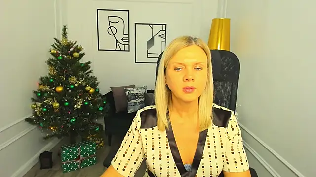 AgathaKlouin online show from December 18, 7:18 pm