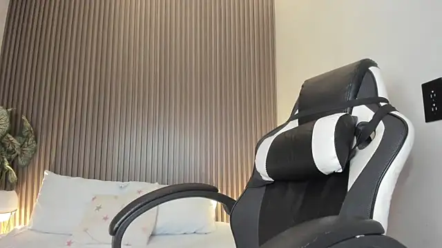 dania miller  online show from February 3, 6:40 am