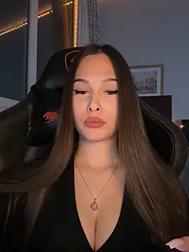 EricaWalls online show from April 17, 6:10 pm