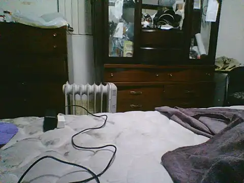 Snapshot of Emilylyn2501 chatting on October 19, 12:01 am Emilylyn2501 online show from October 19, 12:01 am