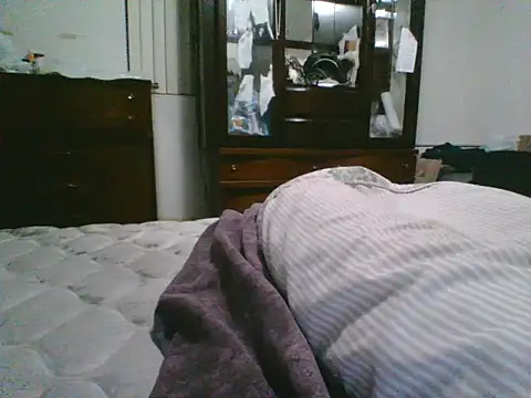 Snapshot of Emilylyn2501 chatting on October 9, 1:32 am Emilylyn2501 online show from October 9, 1:32 am