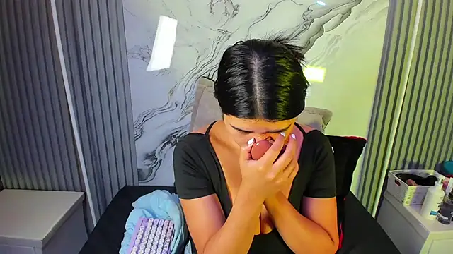 venusowen  online show from March 21, 1:27 pm