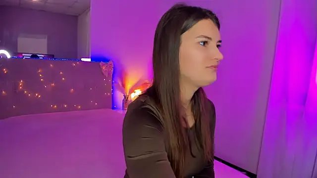 Laura Leee online show from April 3, 4:43 am